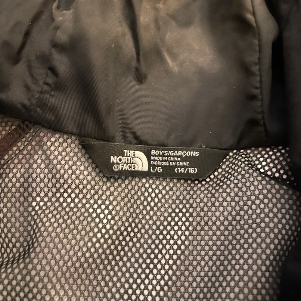 North Face Boys Black And Gray Patterned Jacket - image 4